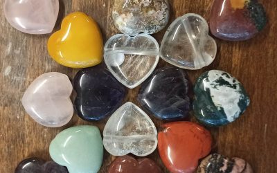 vorm stenen: harten en beeldjes